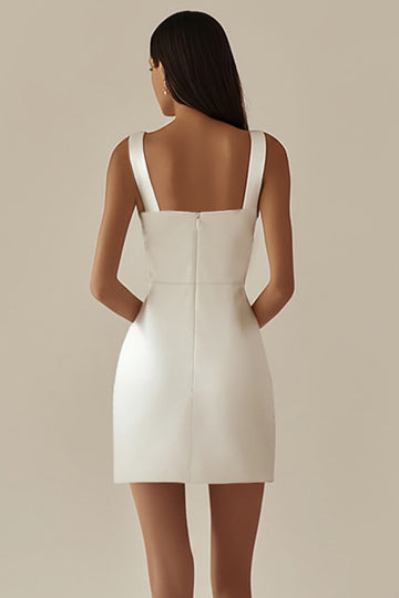 Robe blanche en satin moulant